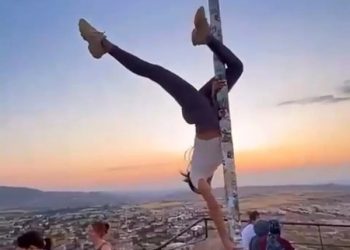 دعوى قضائية ضد شخص رقص على سارية العلم التركي