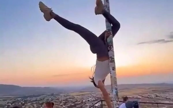 دعوى قضائية ضد شخص رقص على سارية العلم التركي