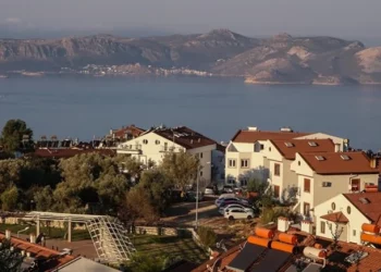 الأتراك يبدأون حياة جديدة في اليونان بفضل”التأشيرة الذهبية”