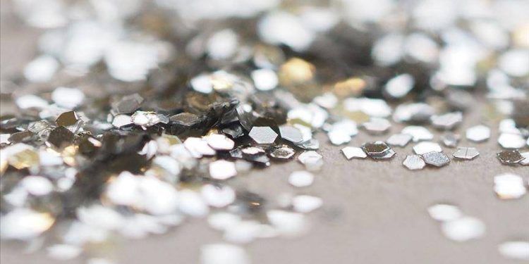 الفضة تسجل أعلى مستوى في 14 عاماً