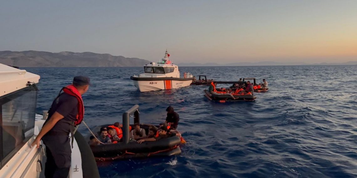 اليونان تترك عشرات المهاجرين للموت في البحر