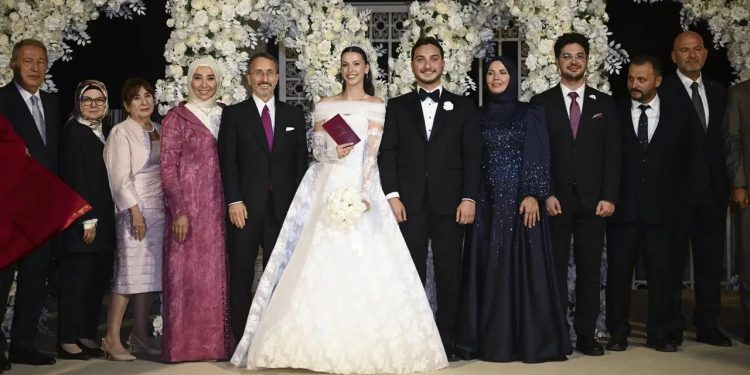 كبار المسؤولين يجتمعون بزفاف نجل المتحدث السابق باسم أردوغان