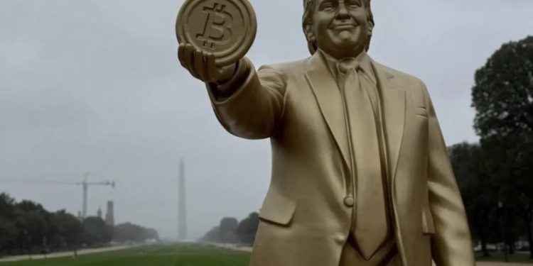 تمثال لـ”دونالد ترامب” يحمل عملة بيتكوين يثير الجدل أمام مبنى الكونغرس