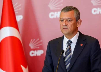 أوزغور أوزال: أردوغان يلقي بالشعب في النار لأجل مصلحته!