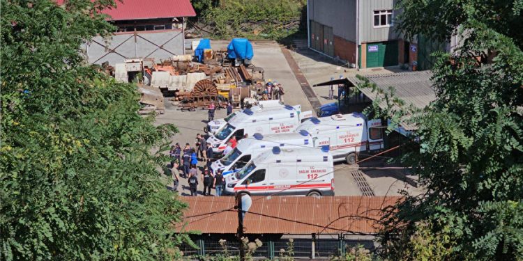 انهيار في منجم بزونغولداك: عاملان محاصران