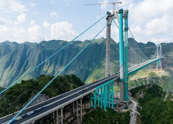 الصين تدشن أعلى جسر في العالم