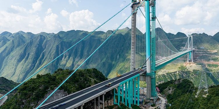 الصين تدشن أعلى جسر في العالم