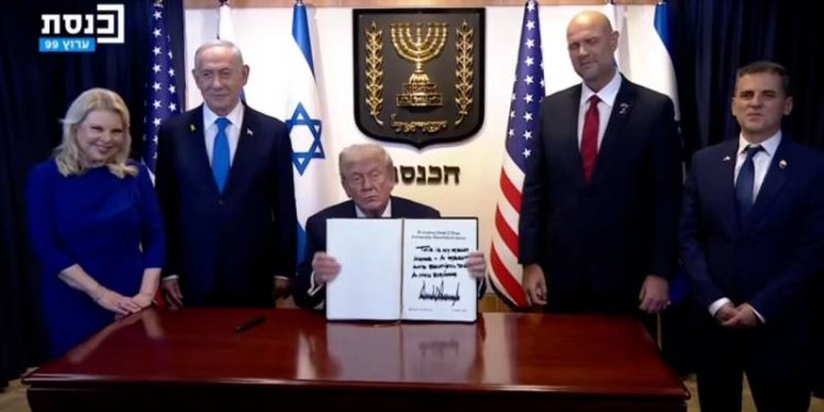 ترامب يوقع في سجل البرلمان الإسرائيلي التذكاري: “بداية جديدة”