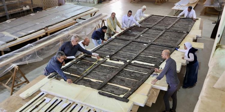 قاربي الملك خوفو يعرضان لأول مرة بالمتحف المصري الكبير