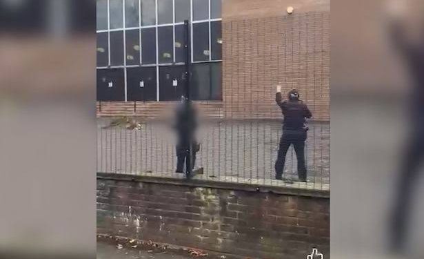 لحظة إطلاق النار على منفذ هجوم المعبد يهودي في مانشستر