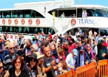 الأتراك ينعشون السياحة في جزيرة ساموس اليونانية