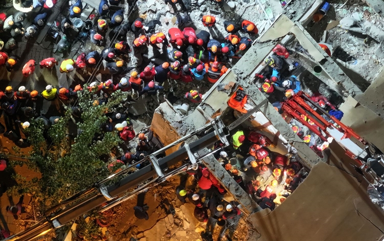 أنقاض مبنى منهار في كوجالي