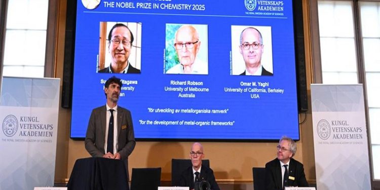 ثلاثي يفوز بجائزة نوبل في الكيمياء عن شكل جديد من الهندسة المعمارية الجزيئية