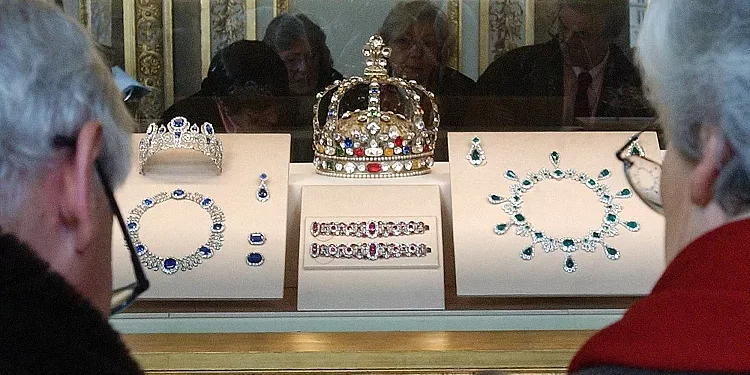 إغلاق متحف اللوفر في باريس بعد سرقته