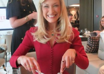 بيلا حديد تتناول الكنافة التركية