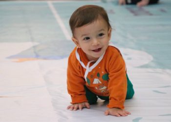 مسابقة طريفة لحبو الأطفال في ريزي شمال تركيا