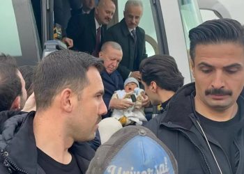 أردوغان يوقف موكبه لأجل رضيع في أديامان