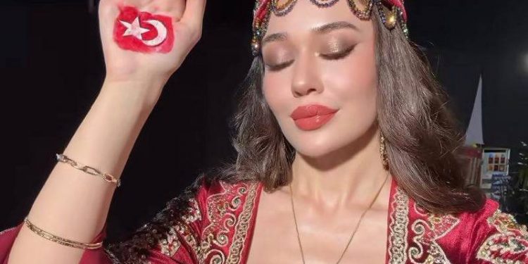 ملكة تركيا تُمنع من رفع العلم في مسابقة ملكة جمال الكون 2025