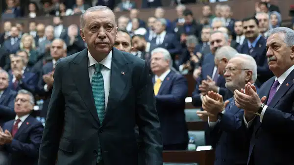 أردوغان يشيد بحليفه ويفوض ملف “الأزمة الكردية” للجنة البرلمانية