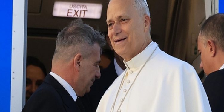 طائرة بابا الفاتيكان تصل تركيا في أول زيارة دولية