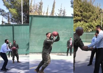 فيديو.. الشرع وقائد القيادة المركزية الأمريكية يلعبان كرة السلة!