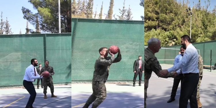 فيديو.. الشرع وقائد القيادة المركزية الأمريكية يلعبان كرة السلة!