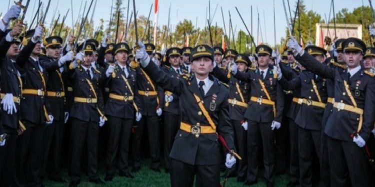 جدل في تركيا بسبب قبول سوريين بالمدارس الحربية