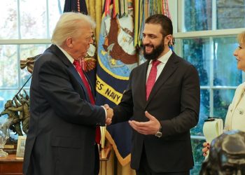 ترامب يعلق العمل بقانون قيصر 180 يوماً خلال لقاء الشرع