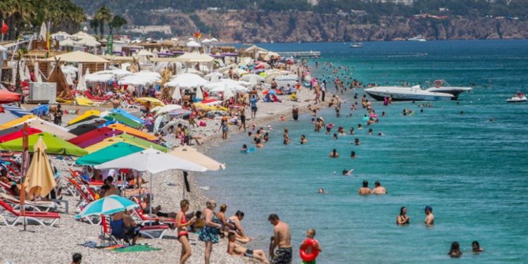 الروس يفضّلون أنطاليا «صيفا» والألمان يختارونها «شتاء»!