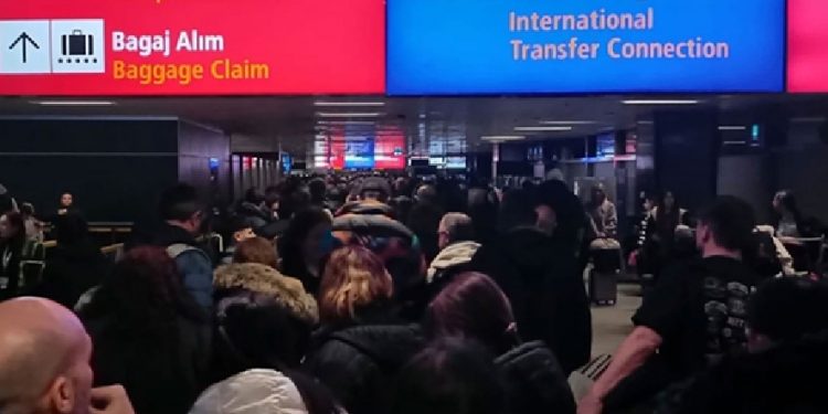 فيديو.. آلاف المسافرين يعلقون بمطار صبيحة