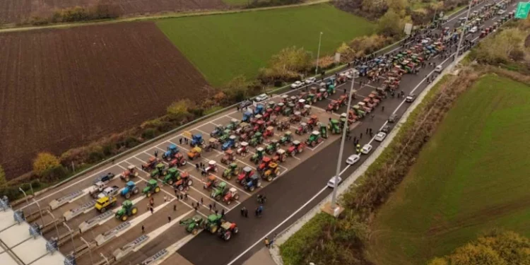 المزارعون في اليونان يشلّون الحركة ويغلقون حدود تركيا وبلغاريا