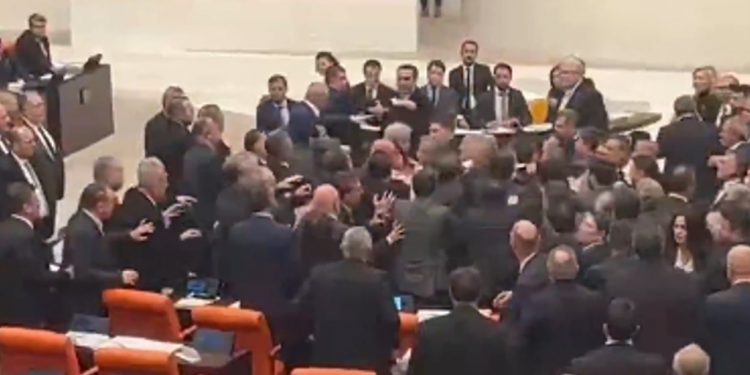 لكمات متبادلة داخل البرلمان التركي