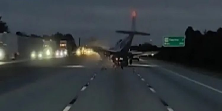 فيديو.. طائرة تصطدم بسيارة في ولاية فلوريدا