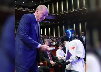 التلفزيون التركي يقدم لأردوغان روبوت صيني باعتباره محلي الصنع