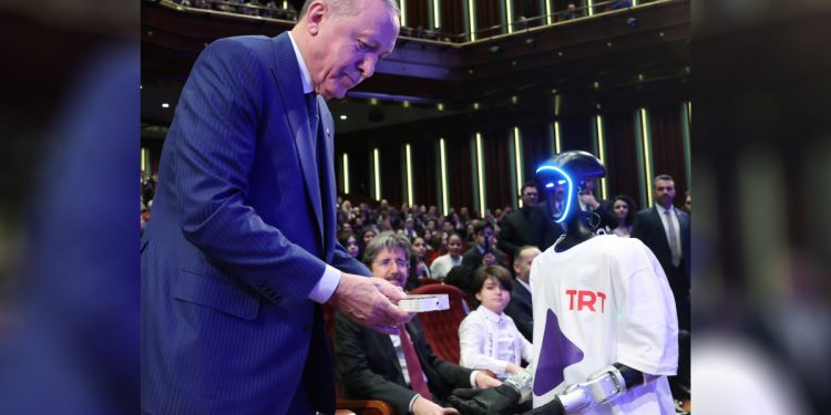 التلفزيون التركي يقدم لأردوغان روبوت صيني باعتباره محلي الصنع