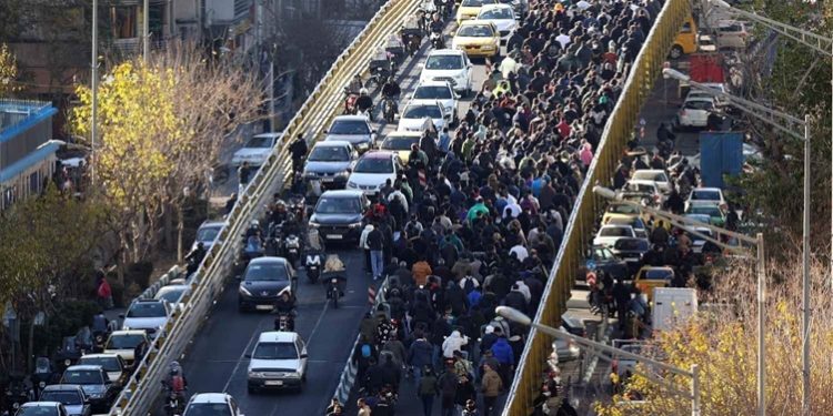 إيران تستدعي سفراء 3 دول وتطالب بوقف دعم الاحتجاجات