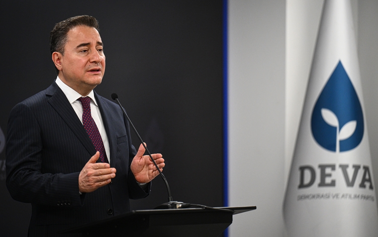 باباجان يرحب بالاتفاق بين دمشق وقسد