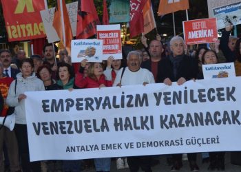 وقفة احتجاجية في تركيا تنديداً بالعدوان الأمريكي على فنزويلا