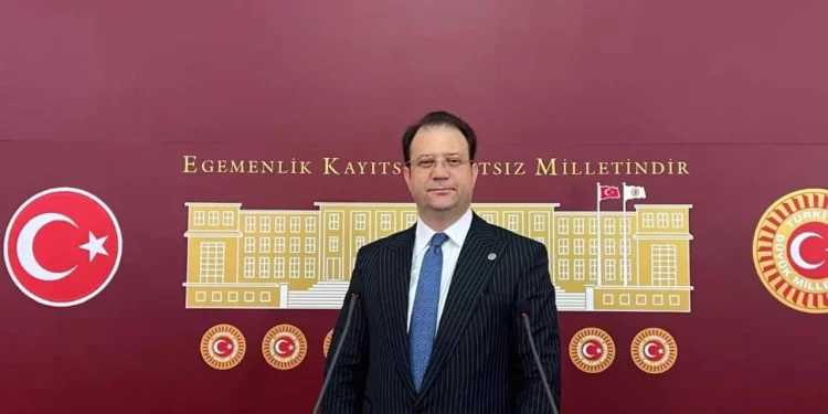 مطالبات برلمانية في تركيا بفتح ممر إنساني عبر حدودها لإغاثة “روج آفا”