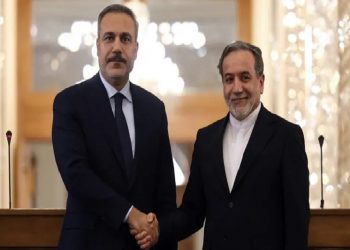 وزير خارجية تركيا يناقش نظيره الإيراني التهديدات الأمريكية