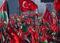 مسيرة ضخمة أعلى جسر غلطة.. آلاف الأتراك يجددون دعمهم لفلسطين