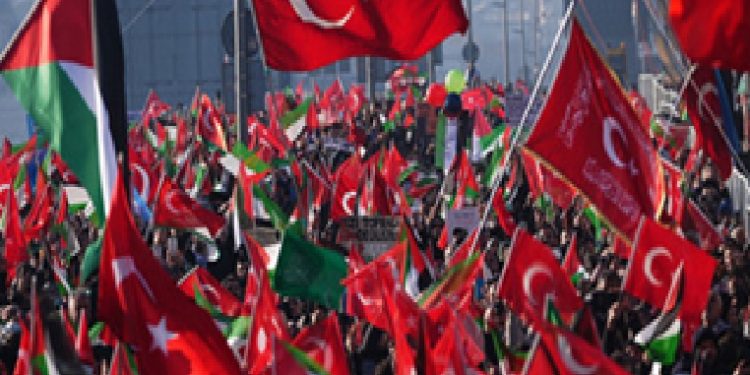 مسيرة ضخمة أعلى جسر غلطة.. آلاف الأتراك يجددون دعمهم لفلسطين