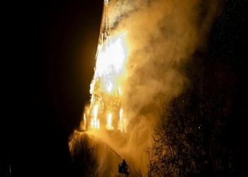 أول أيام 2026.. حريق يلتهم كنيسة تاريخية بهولندا وانفجار بمركز تزحلق في سويسرا