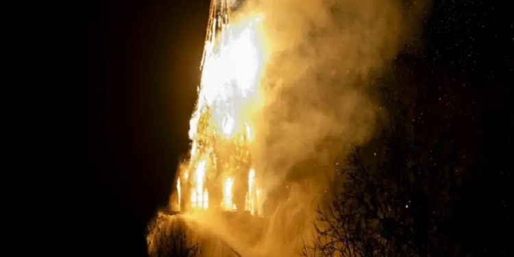 أول أيام 2026.. حريق يلتهم كنيسة تاريخية بهولندا وانفجار بمركز تزحلق في سويسرا