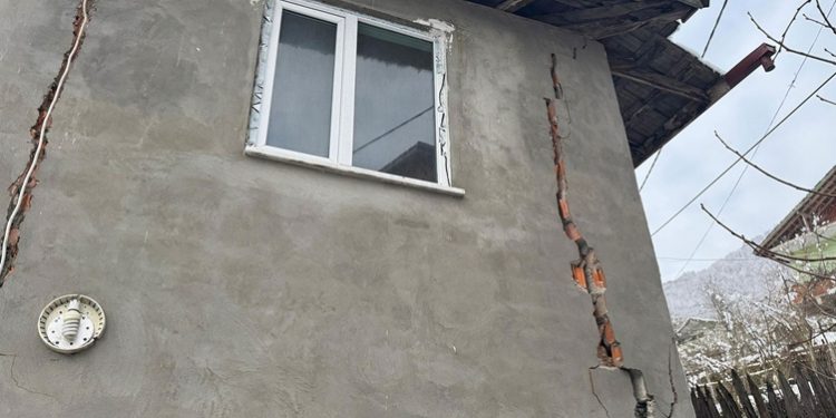 تركيا.. انهيار أرضي يسفر عن تشققات في المنازل بولاية بارتين