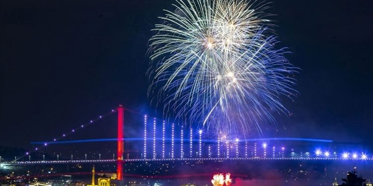 فيضان بشري في إسطنبول احتفالا برأس السنة