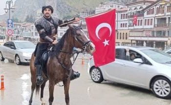 تركي يرفع العلم على جواده من توكات إلى أماصيا