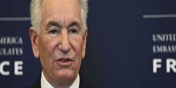 فرنسا تحظر دخول السفير الأمريكي لوزاراتها ولقاء مسؤوليها