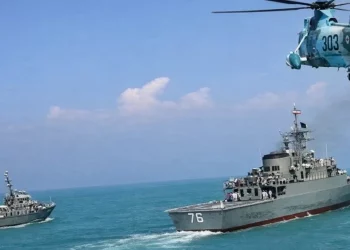 إيران تطلق مناورات عسكرية واسعة في مضيق هرمز