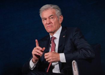 وثائق إبستين تكشف.. محمد أوز دعا الملياردير الراحل لحفل “عيد الحب”!